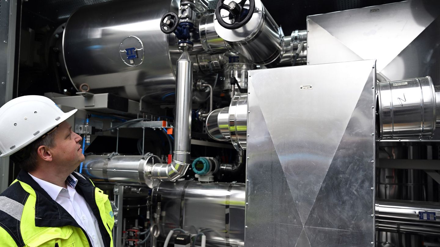 Abwärme aus einer Chemiefabrik für das Beheizen von 1.000 Haushalten: In Herne wurde jetzt eine neue Hochtemperatur-Wärmepumpe i