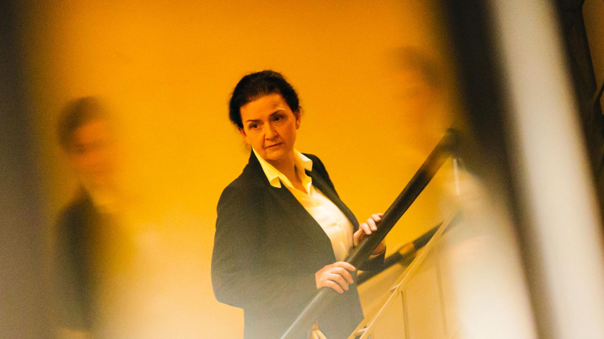 Andrea Seelich auf einer Treppe