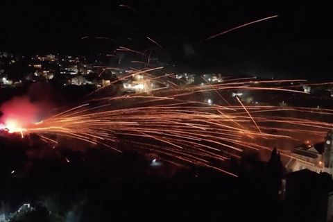 Christen auf Chios beschießen sich mit tausenden Raketen