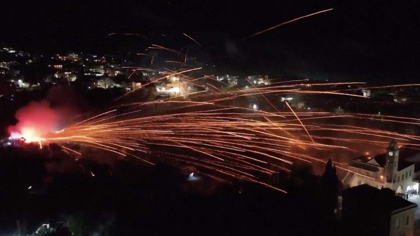 Verrückte Tradition: Christen auf Chios beschießen sich mit tausenden Raketen