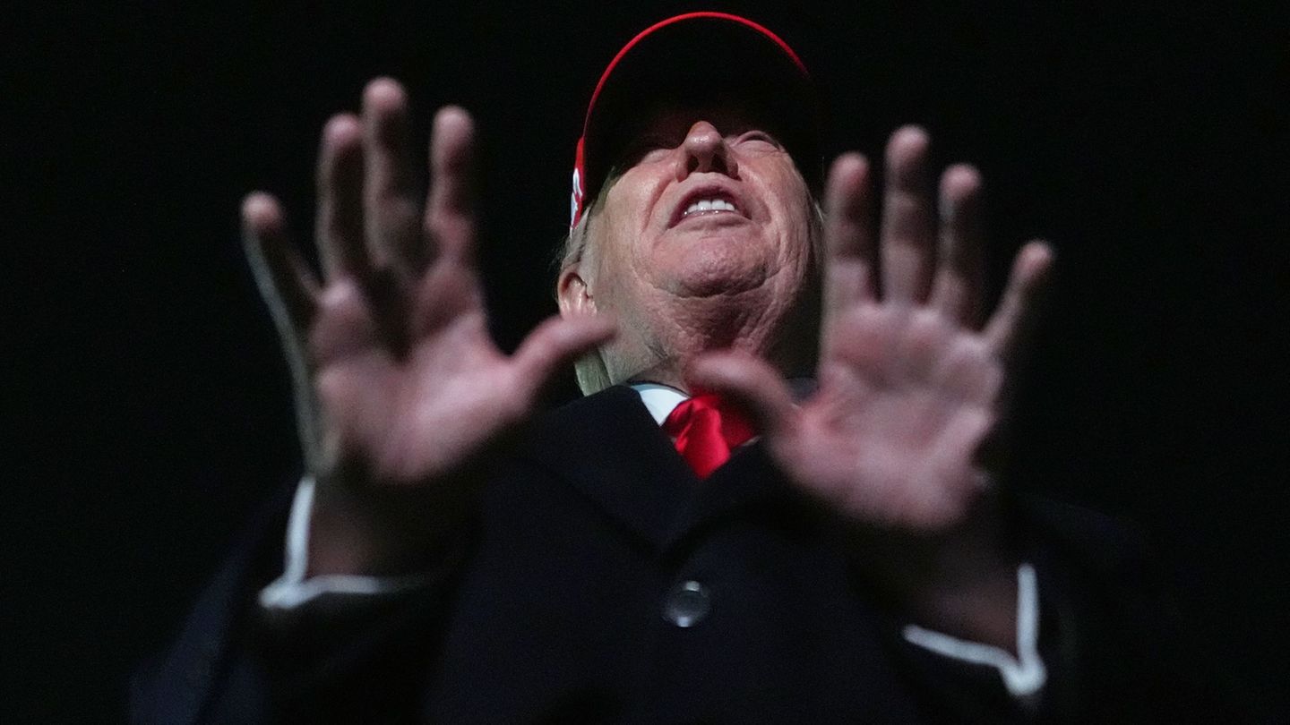 US-Präsident Trump droht der iranischen Revolutionsgarde mit dem Abschuss ihrer Boote. Foto: Julia Demaree Nikhinson/AP/dpa