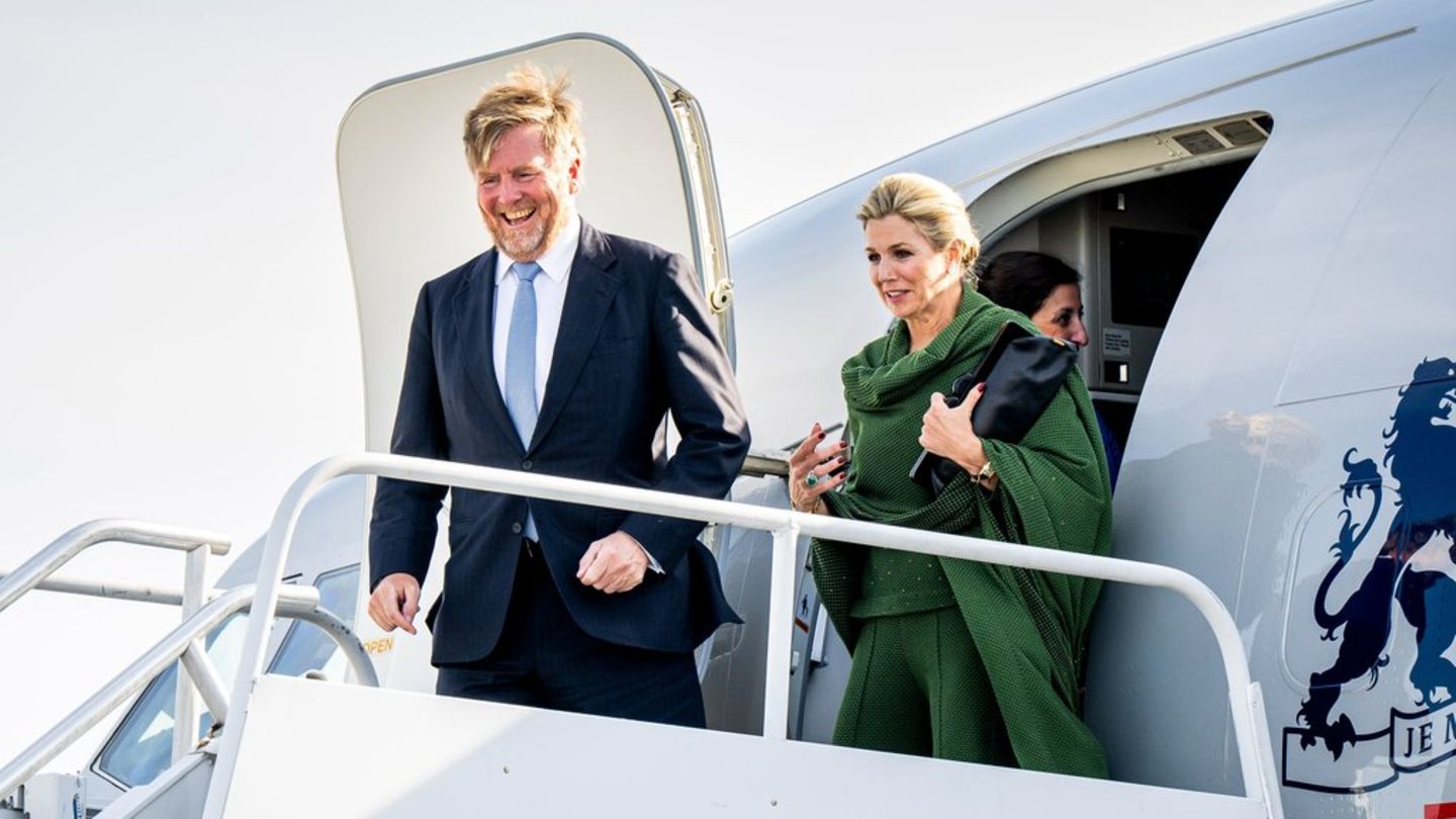 König Willem-Alexander und Königin Máxima beim Verlassen des Regierungsfliegers in Philadelphia.
