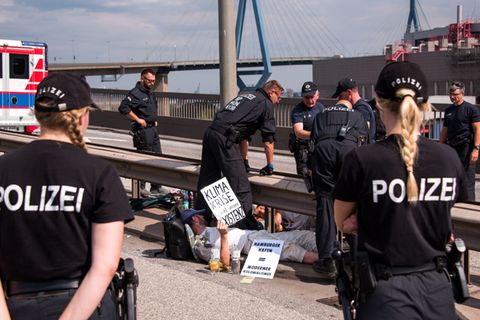 Das Amtsgericht Harburg hat einen der Klimaaktivisten zu einer Geldstrafe verurteilt. (Archivbild) Foto: Daniel Bockwoldt/dpa