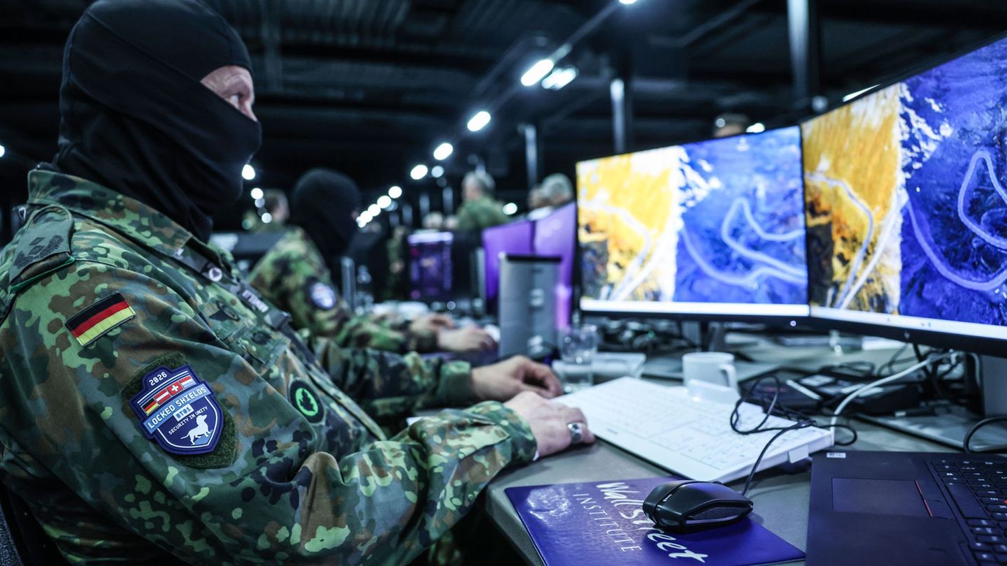 Soldaten üben das Verhalten bei Cyberattacken - aus Sicherheitsgründen sind einige während des Besuchs der Presse maskiert Foto: