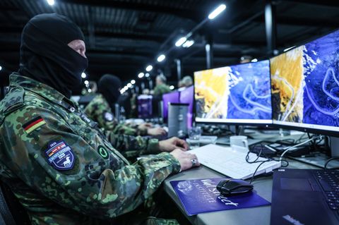 Soldaten üben das Verhalten bei Cyberattacken - aus Sicherheitsgründen sind einige während des Besuchs der Presse maskiert Foto: