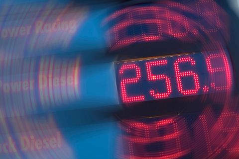 Verfremdete Aufnahme eine Preistafel an einer Tankstelle als Symbolbild für den Tankrabatt