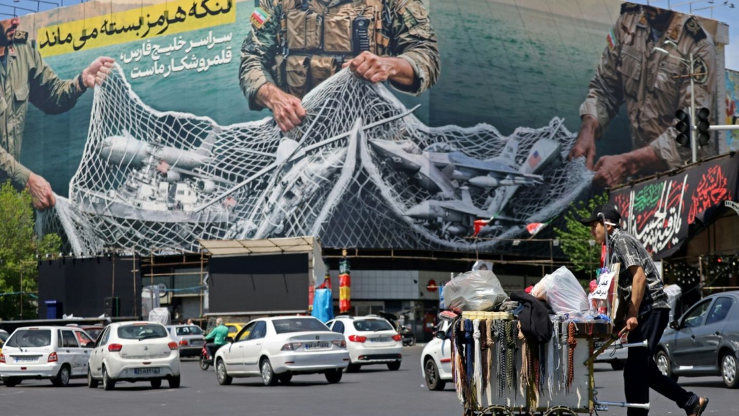 Plakatwand in Teheran: "Die Straße von Hormus bleibt zu"