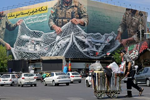 Plakatwand in Teheran: "Die Straße von Hormus bleibt zu"
