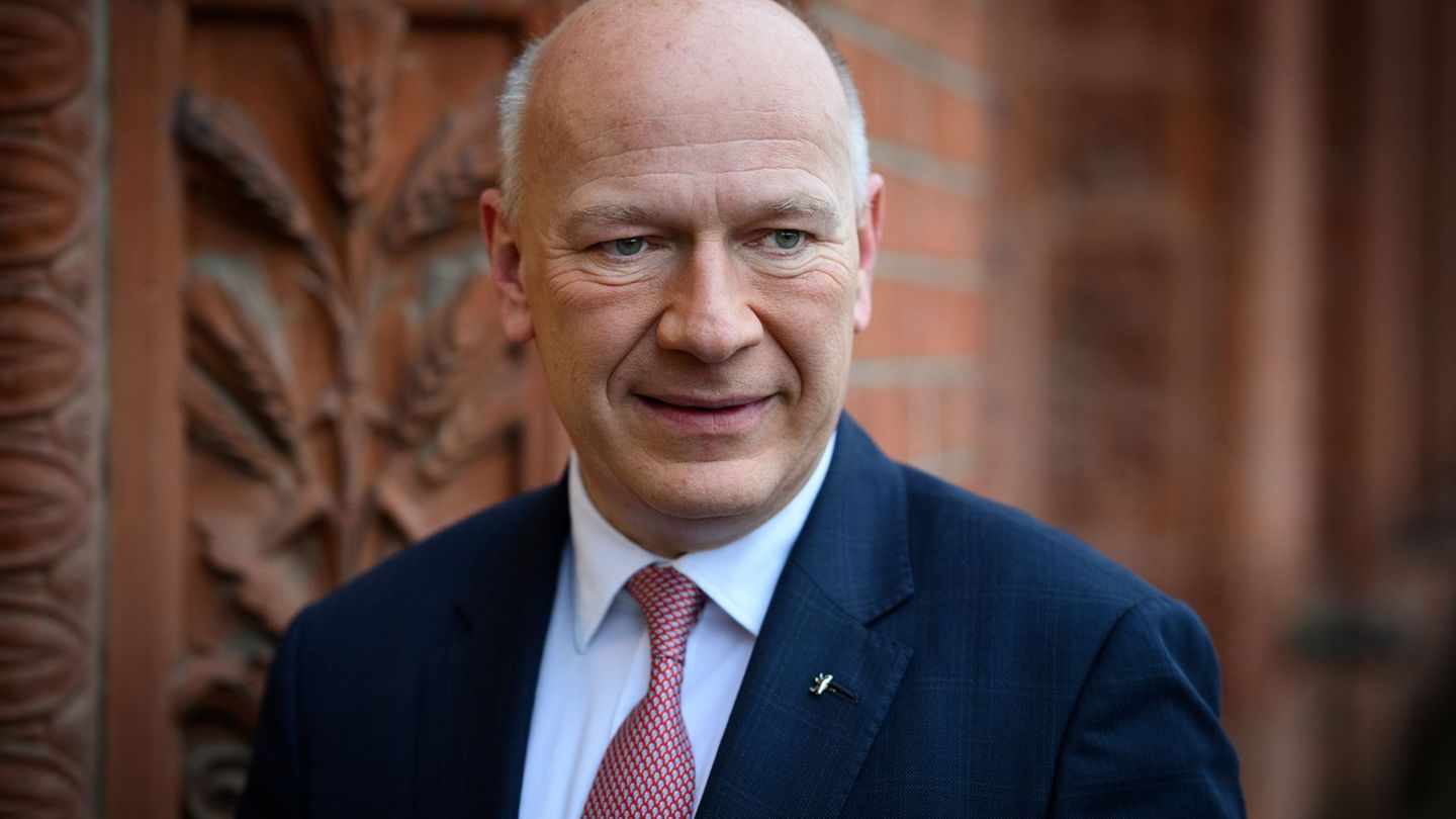 Berlins Regierender Bürgermeister Kai Wegner (CDU) verlangt eine schnelle Entlastung für Autofahrer. (Archivbild) Foto: Bernd vo