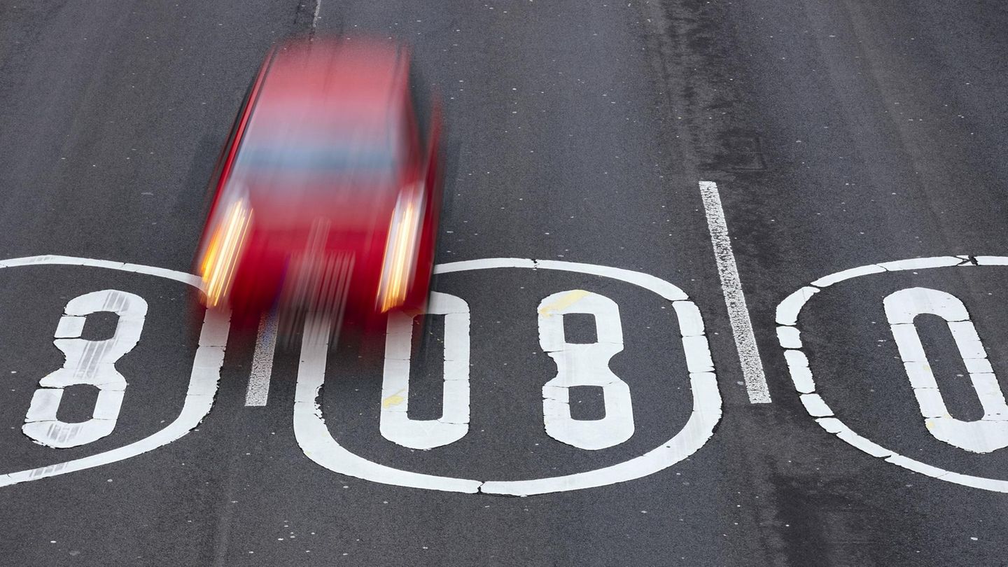 FORSA-UMFRAGE: Tempo drosseln und Sprit sparen? Ja, sagt knappe Mehrheit der Deutschen