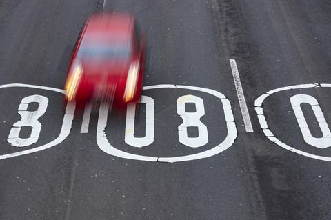 Symbolbild Tempolimit: 80 km/h Schild auf Straße gemalt