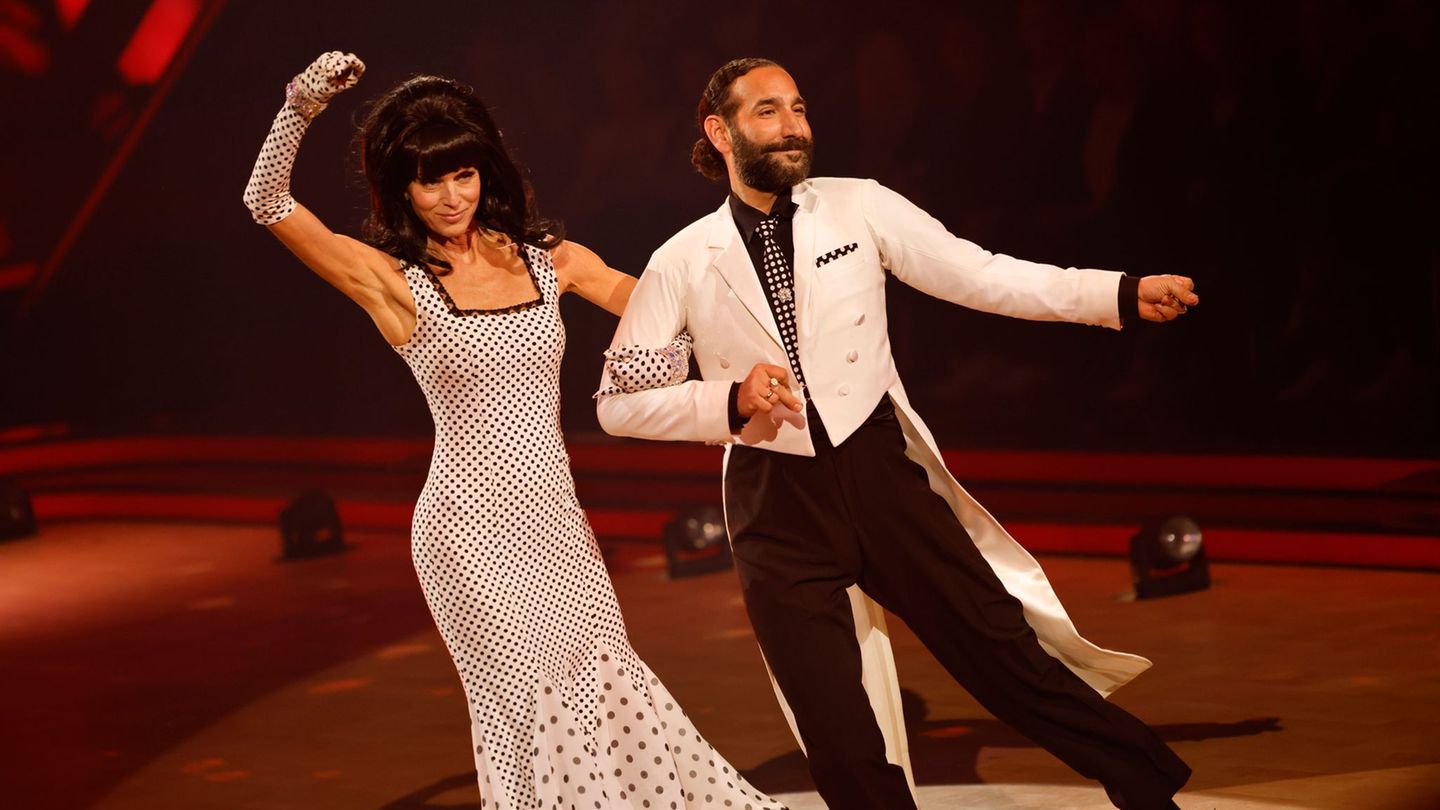 Aus gesundheitlichen Gründen ist Esther Schweins (l.) vorzeitig raus aus der Show. (Archivbild) Foto: Thomas Banneyer/dpa