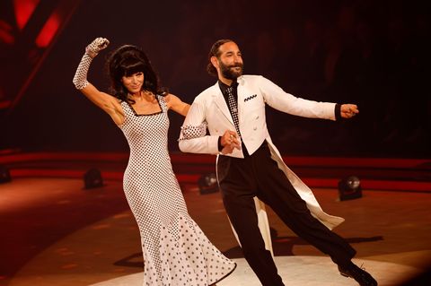 Aus gesundheitlichen Gründen ist Esther Schweins (l.) vorzeitig raus aus der Show. (Archivbild) Foto: Thomas Banneyer/dpa