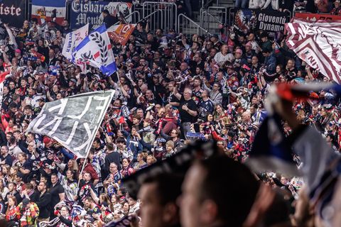 Die Eisbären spielten am Sonntag in Berlin gegen die Kölner. (Archivbild) Foto: Andreas Gora/dpa