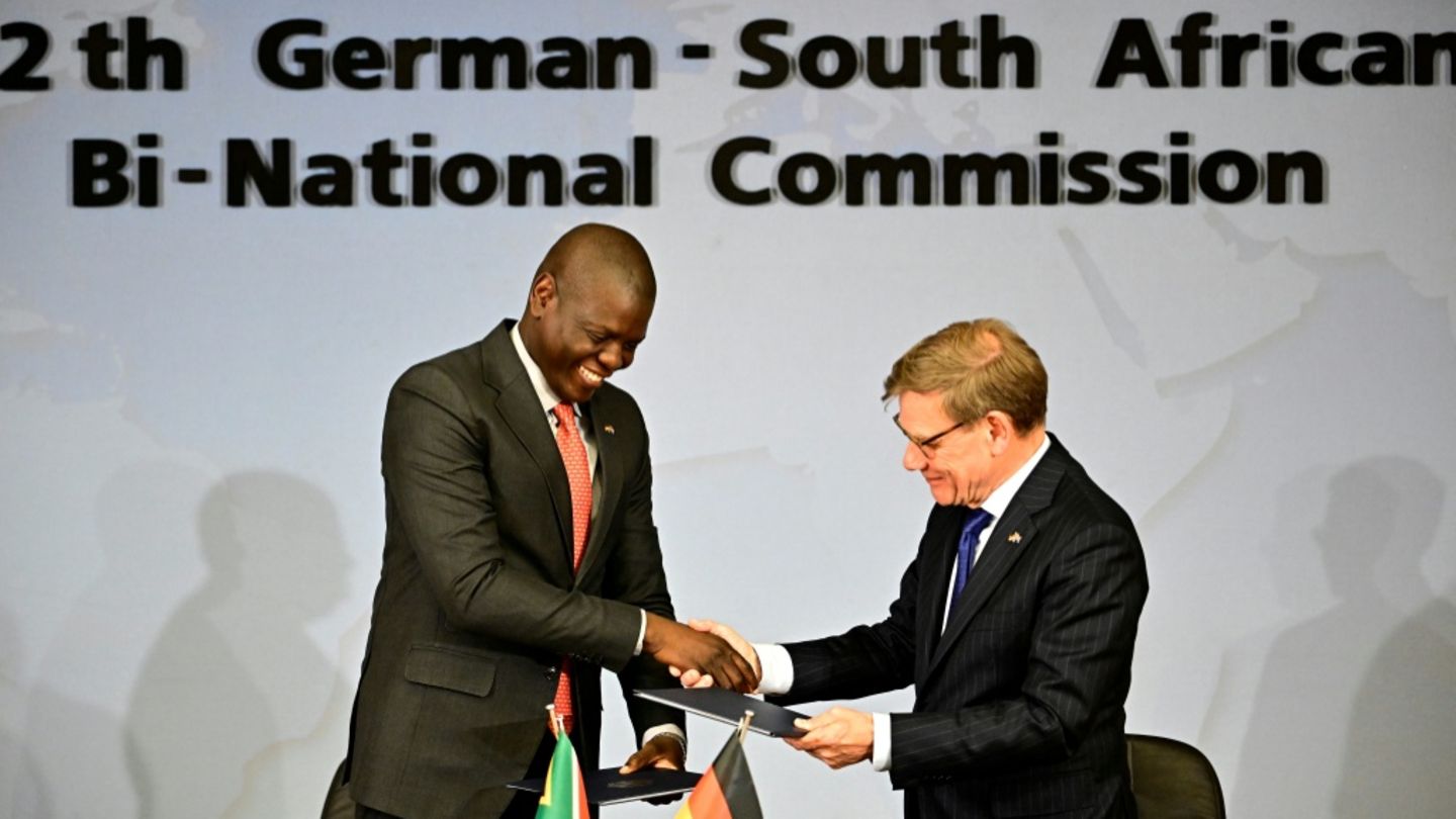 Ronald Lamola (l.) und Johann Wadephul