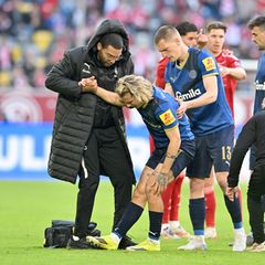 John Tolkin muss verletzt vom Platz. Foto: Anke Waelischmiller/dpa