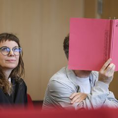 Der Angeklagte neben seiner Anwältin. (Archivbild) Foto: Oliver Berg/dpa