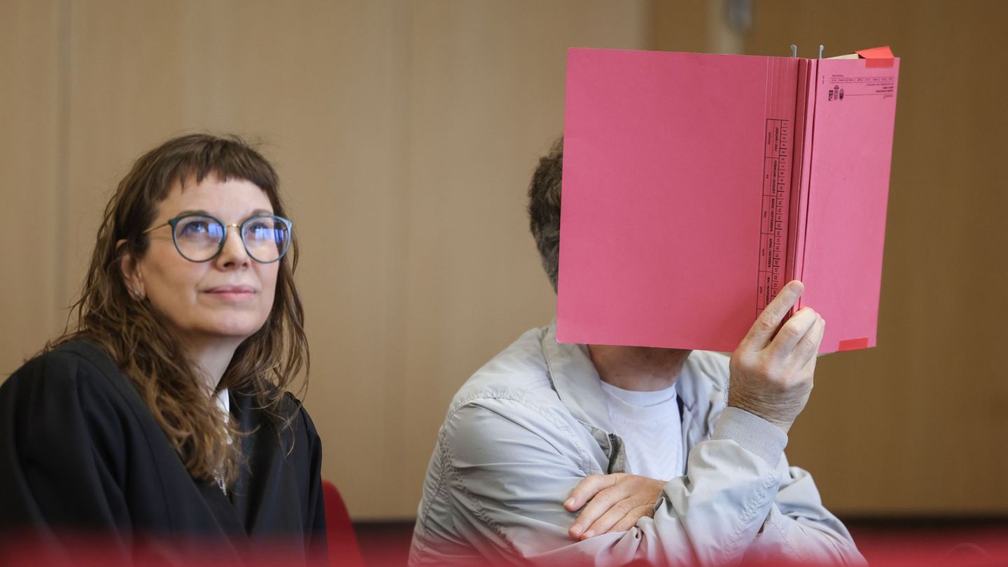 Der Angeklagte neben seiner Anwältin. (Archivbild) Foto: Oliver Berg/dpa