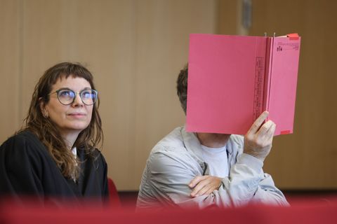 Der Angeklagte neben seiner Anwältin. (Archivbild) Foto: Oliver Berg/dpa