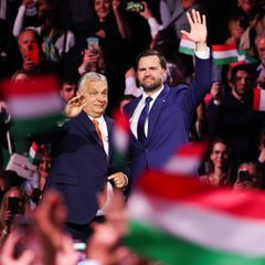 Vance und Orban auf einer Wahlkampfveranstaltung in Budapest