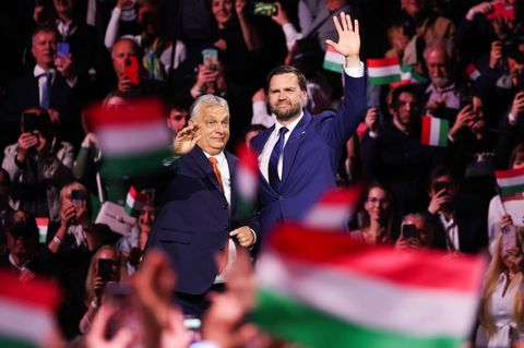 Vance und Orban auf einer Wahlkampfveranstaltung in Budapest