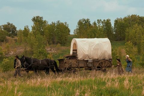 Auf der Suche nach einem neuen Zuhause: Die Familie Ingalls im "Unsere kleine Farm"-Reboot von Netflix.