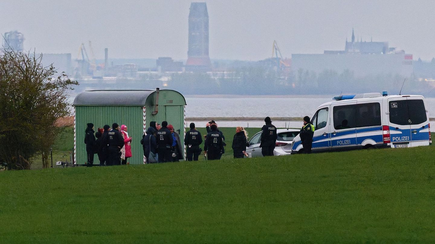 Knapp zehn Menschen drangen einem Sprecher des Schweriner Umweltministeriums in den Sperrbereich ein. Foto: Marcus Golejewski/dp