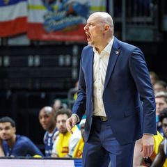 Przemyslaw Frasunkiewicz, Trainer von Rostock Sesawolves, steht gestikulierend am Spielfeldrand. (Archivbild) Foto: Andreas Gora
