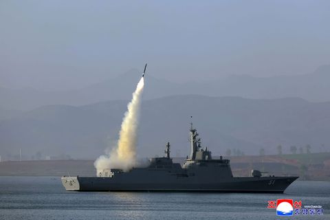 Nordkorea hat erneut Raketen vom neuen Marinezerstörer "Choe Hyon" abgefeuert (Archivfoto). Foto: Uncredited/KCNA/KNS/dpa