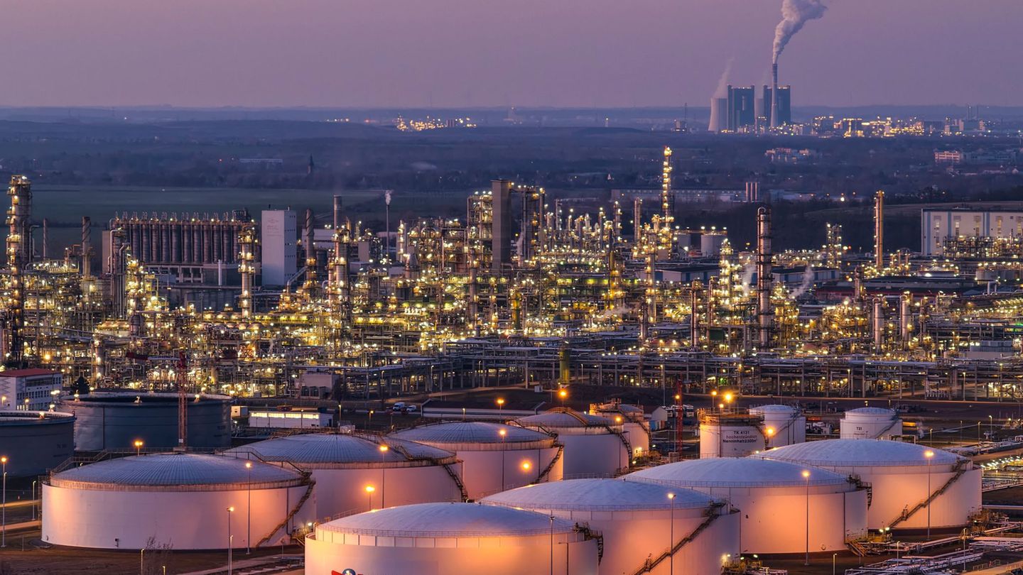 Vertreter von Politik, Wirtschaft und Gewerkschaften wollen in Magdeburg einen Chemie- und Raffineriepakt zur Stabilisierung der