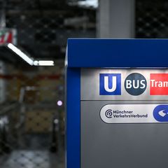 In Bayern stehen in mehreren Städten die nächsten ganztägigen Warnstreiks im Nahverkehr an. (Archivbild) Foto: Sven Hoppe/dpa