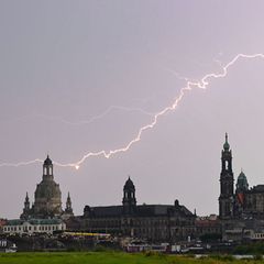 Im vergangenen Jahr waren Blitze über Dresden ein vergleichsweise seltener Anblick. (Archivbild) Foto: Robert Michael/dpa