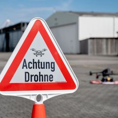 Die Frachtdrohne fliegt nun regelmäßig zu Testzwecken nach Juist. Foto: Hauke-Christian Dittrich/dpa