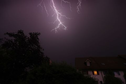 Ein Blitz über Kaufbeuren - die kreisfreie Stadt wies 2025 die höchste Blitzdichte Deutschlands auf. (Archivfoto) Foto: Karl-Jos