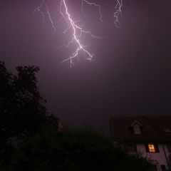 Ein Blitz über Kaufbeuren - die kreisfreie Stadt wies 2025 die höchste Blitzdichte Deutschlands auf. (Archivfoto) Foto: Karl-Jos