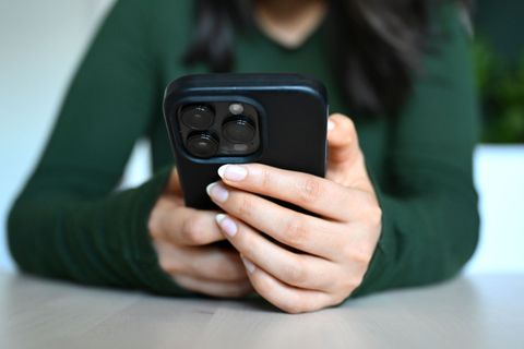 Betroffene sexualisierter Gewalt im Netz sollen in Thüringen in bestimmten Fällen Ausleih-Geräte bekommen können. (Symbolbild) F