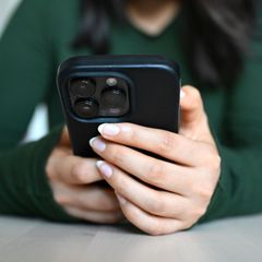 Betroffene sexualisierter Gewalt im Netz sollen in Thüringen in bestimmten Fällen Ausleih-Geräte bekommen können. (Symbolbild) F