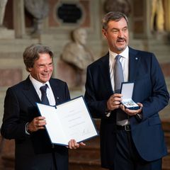 Michael Käfer (l.) ist auch Träger des bayerischen Verdienstordens. Bekommen hat er ihn von Ministerpräsident Markus Söder. (Arc
