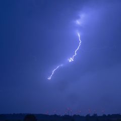 In Mecklenburg-Vorpommern sind 2025 fast 2.600 Blitze niedergegangen. (Archivbild) Foto: Jens Büttner/dpa-Zentralbild/dpa