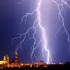 Solche Blitze wie hier über Dresden sind über Kiel oder anderen norddeutschen Orten deutlich seltener zu beobachten. (Archivbild