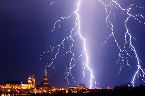 Auch wenn dieser Blitz über Dresden beeindruckend aussieht - die Stadt liegt im Ranking nur auf Platz 331. (Archivbild) Foto: Ra