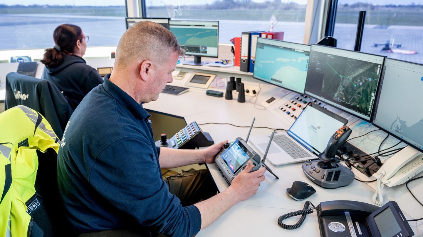 Vom Kontrollraum am Flugplatz Norddeich steuert Ingo Hellmann die Drohne. Foto: Hauke-Christian Dittrich/dpa