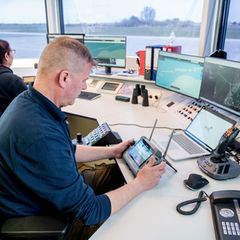 Vom Kontrollraum am Flugplatz Norddeich steuert Ingo Hellmann die Drohne. Foto: Hauke-Christian Dittrich/dpa