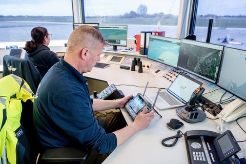 Vom Kontrollraum am Flugplatz Norddeich steuert Ingo Hellmann die Drohne. Foto: Hauke-Christian Dittrich/dpa