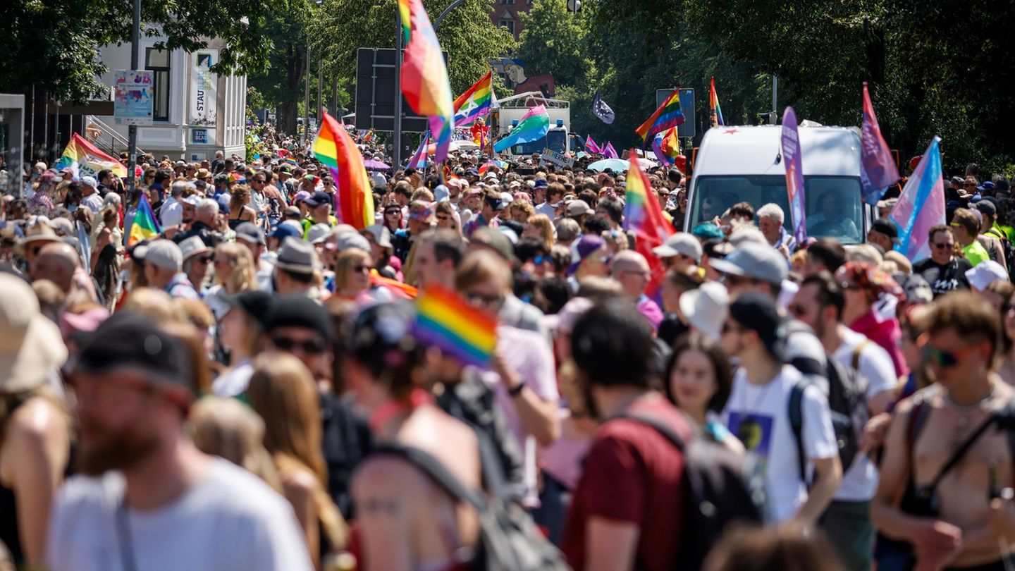 Viele Teilnehmer liefen im vergangenen Jahr beim Umzug zum Christopher Street Day in Oldenburg. Queere Menschen werden immer wie