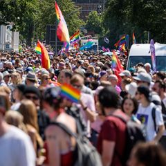 Viele Teilnehmer liefen im vergangenen Jahr beim Umzug zum Christopher Street Day in Oldenburg. Queere Menschen werden immer wie