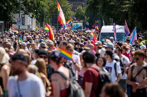 Viele Teilnehmer liefen im vergangenen Jahr beim Umzug zum Christopher Street Day in Oldenburg. Queere Menschen werden immer wie