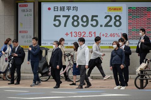 Der japanische Leitindex Nikkei 225 ist positiv in den Handelstag gestartet. Foto: Eugene Hoshiko/AP/dpa