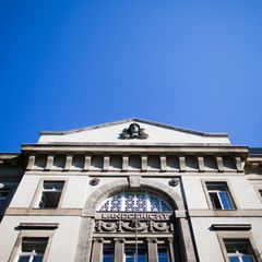 Blick auf das Land- und Amtsgericht in Krefeld. Dort wird der Häftling sich verantworten müssen. (Archivbild) Foto: Rolf Vennenb