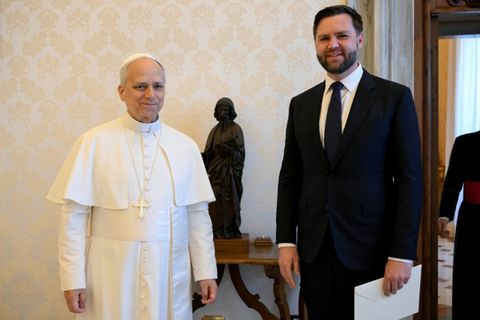 Vance (r.) und Papst Leo XIV. im Mai 2025 im Vatikan